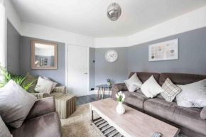 Beautiful 4 Bedroom House by the River